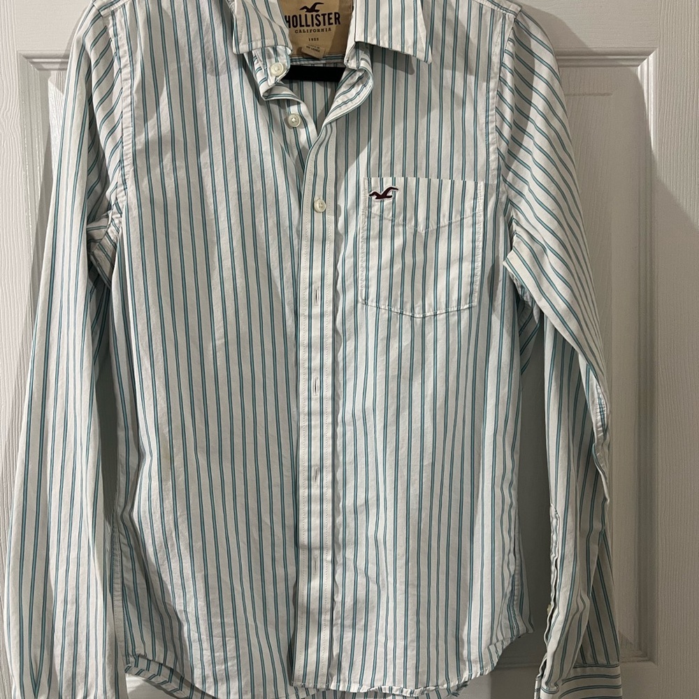 Hollister Men's White and Blue Striped Shirt